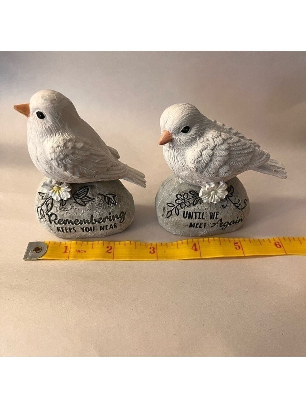 Pair of resin memorial birds with endearing inscriptions - Picture 3 of 6